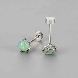 Dettaglio macro degli orecchini a artiglio di drago in argento 925 con pietra verde