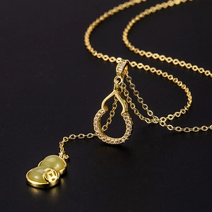Collana con ciondolo a zucca in giada Hetian placcata oro con zirconi bianchi e design traforato