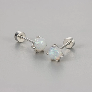 Dettaglio degli orecchini con opale e chiusura a vite sicura con finitura argento