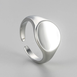 Anello sigillo rotondo argento minimalista con finitura lucida e design aperto