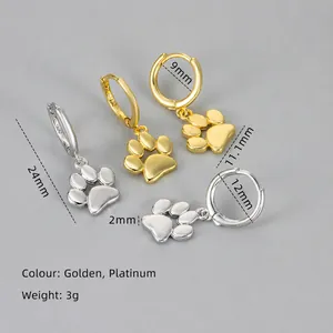 Detalle de los pendientes de pata de gato en plata S925 con medidas y rasgos