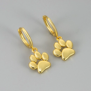 Pendientes de aro dorados con colgante de huella de gato para mujer estilo elegante