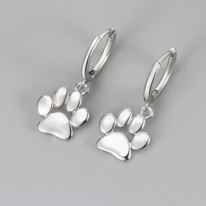 Pendientes de aro plateados con lindos dijes colgantes de huellas de gato y perro