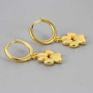 Elegantes pendientes de aro dorados con huella de pata y acabado de espejo pulido