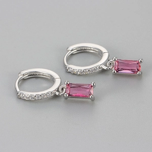 Detail von Silber Creolen mit Zirkonia-Pflaster und rechteckigem rosa Edelstein Anhänger