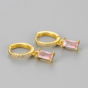 Detailansicht goldener Creolen mit weißen Diamanten und einem rosa Rechteck-Edelstein