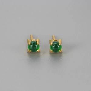 Eleganti orecchini a lobo quadrati in oro con zircone smeraldo per un look minimalista