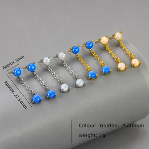 Dettaglio orecchini pendenti con opale sintetico in oro e argento con misure