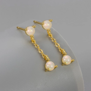 Eleganti orecchini pendenti placcati oro 18K con perle di opale bianco e catena sottile