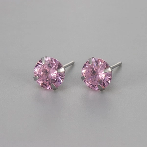 Nahaufnahme von rosa Zirkonia-Ohrsteckern mit klassischer Vier-Krallen-Silberfassung