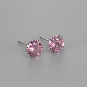 Makroaufnahme der rosa Zirkonia-Ohrstecker mit klassischer Vier-Krallen-Silberfassung