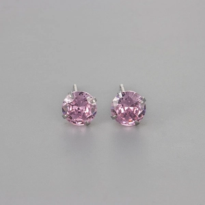 Elegante Ohrstecker mit vier Zacken und runden rosa Zirkoniasteinen in Silberoptik