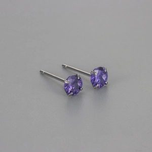 Nahaufnahme klassischer lilafarbener Zirkonia-Ohrstecker mit Vier-Krallen-Fassung