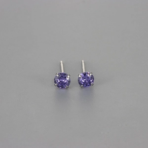 Klassische lila Zirkon-Ohrstecker in silberner Vier-Klauen-Fassung für Damen