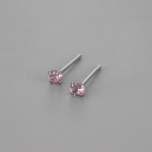 Detailansicht der rosa runden Zirkonia-Ohrstecker mit klassischer Vier-Krallen-Fassung