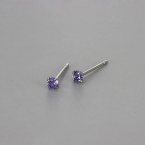 Klassische violette runde Zirkonia-Ohrstecker mit silberner Vier-Krallen-Fassung