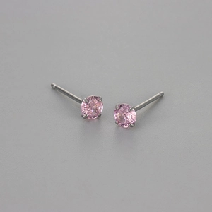 Makro-Detail von rosa runden Zirkonia-Ohrringen mit klassischer silberner Vier-Klauen-Fassung
