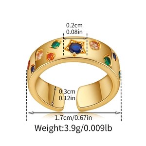 Dettaglio dell'anello regolabile placcato oro con stella e zirconi multicolore
