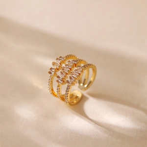 Dettaglio ravvicinato di un anello triplo in oro con zirconi con taglio a baguette