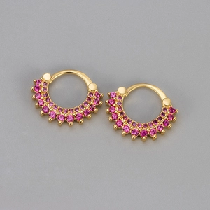 Détail des boucles d'oreilles créoles dorées ornées de deux rangées de zircons roses