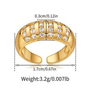 Dettaglio dell'anello regolabile placcato oro con file di zirconi e misure dimensionali