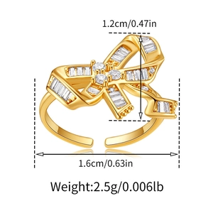 Dettaglio anello a fiocco dorato con cristalli baguette e dimensioni in centimetri