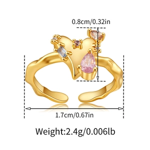 Dettaglio anello a cuore d'oro con pietre colorate, mostra dimensioni 1.7cm e larghezza 0.8cm