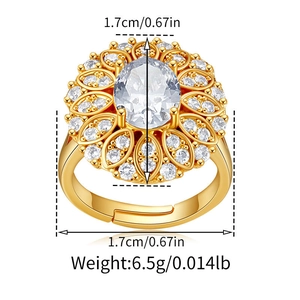 Dettaglio anello girasole dorato con zircone ovale e fascia aperta regolabile