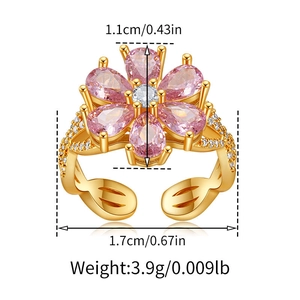 Dettaglio dell'anello a fiore da 1,1 cm con pietre rosa e fascia dorata intrecciata