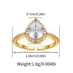 Dettaglio dell'anello dorato con zircone a goccia che mostra dimensioni e fascia regolabile