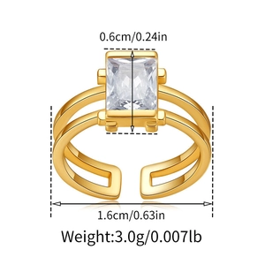 Dettaglio dell'anello regolabile in oro con doppia fascia e zirconia cubica taglio smeraldo