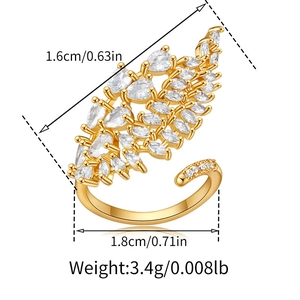 Dettaglio anello foglia placcato oro con zirconi, mostra 1,6cm di lunghezza e 1,8cm di diametro