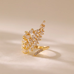 Dettaglio dell'anello a foglia placcato oro con zirconi cubici a taglio marquise