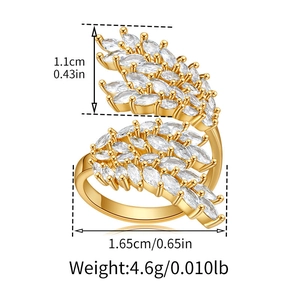 Dettaglio delle foglie in zirconia cubica sull'anello regolabile placcato oro