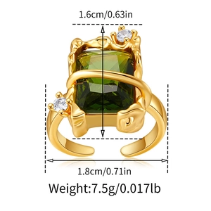 Dettaglio anello vintage dorato con pietra verde taglio smeraldo e dimensioni