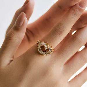 Elegante anello aperto placcato oro con design a cuore e zirconi rettangolari pavé