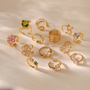 Collezione di anelli dorati regolabili con pietre di zircone e gemme colorate eleganti