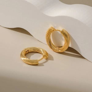 Minimalistische 18K vergoldete gedrehte Creolen mit strukturierter Spirale für Damen