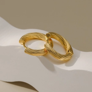 Goldene gedrehte Creolen mit Spiralstruktur und S925 Verschluss für Damen