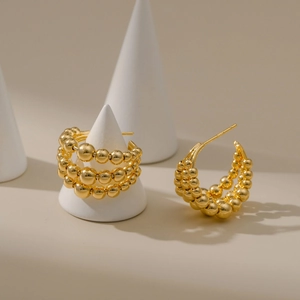 Pendientes de aro en C con triple fila de cuentas bañados en oro de 18K para un look moderno