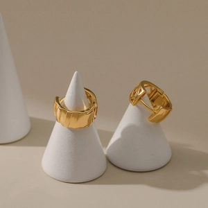 Klassische 18K vergoldete Creolen mit vertikalen Streifen und modernem Hohldesign