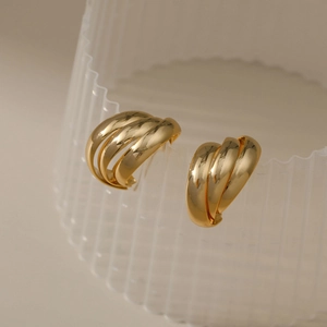 Elegantes pendientes de aro de varias capas en forma de C bañados en oro de 18 quilates