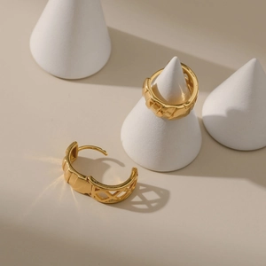 Französische Vintage-Ohrringe mit 18K Goldbeschichtung und geometrischem Hohlmuster