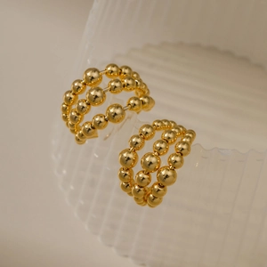Pendientes de latón bañados en oro de 18K con triple hilera de cuentas doradas