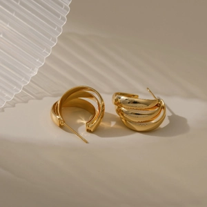 Pendientes de aro en C multicapa dorados con un acabado pulido de oro de 18K