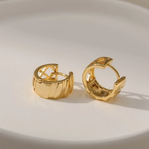 Unregelmäßige hohle runde Creolen aus 18K vergoldetem Messing für den täglichen Look