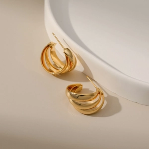 Pendientes de triple aro chapados en oro de 18K con acabado metálico pulido
