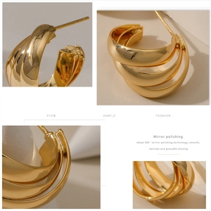 Detalle de pendientes en C bañados en oro 18K con diseño de triple capa pulido espejo