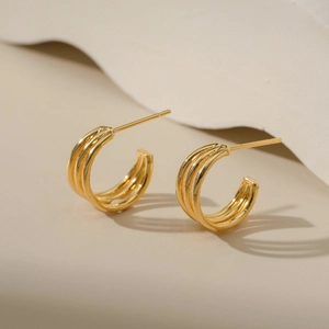 Pendientes minimalistas bañados en oro de 18K con forma de C y diseño de triple aro