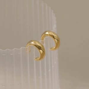 Boucles d'oreilles clips serpent dorées avec finition en métal martelé artistique